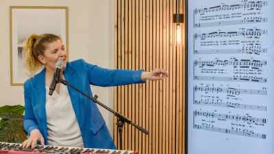 Vocal Coach Miriam Schäfer zeigt auf Noten